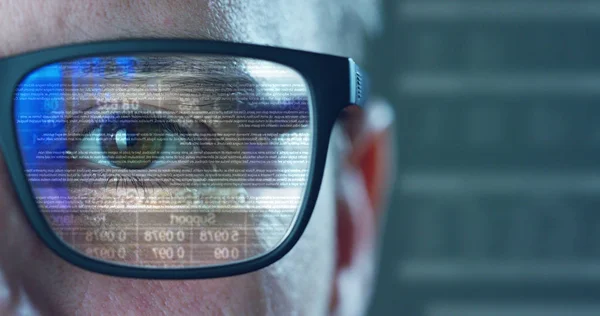 Närbild på ung affärsman med blå ögon som bär glasögon tittar vågform raderna uttrycker begreppen aktiemarknaden, förstärkt verklighet, teknik, börs och finans — Stockfoto