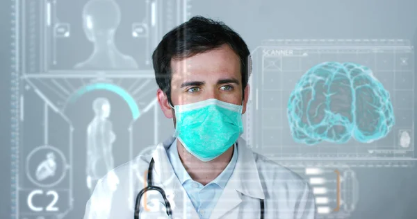 Um médico, cirurgião, examina uma placa holográfica digital tecnológica representou o corpo do paciente, os pulmões do coração, músculos, ossos. Conceito: Medicina futurista, assistência mundial e futuro — Fotografia de Stock