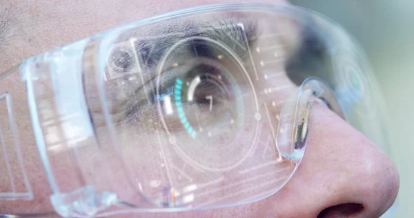 Biometriska en vetenskapsman med futuristiska grafik och holografi med finansiella graphic. — Stockfoto