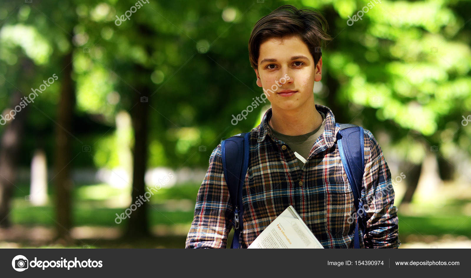 Agradable adolescente 14 anos de edad estudiando en el parque en un dia soleado y mirando a la camara. concepto de salud y estilo de vida Foto de stock 154390974 hquality