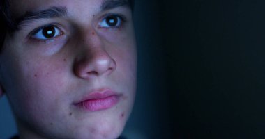 güzel genç öğrenci sörf web gece