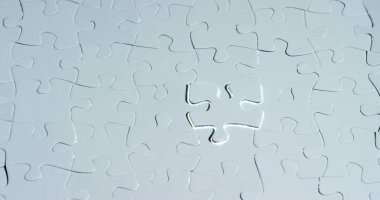 Yaratıcı bir son eksik parça koyarak siyah ya da beyaz ışık bulmaca tamamlar. Konsept: işbirliği, takım çalışması, yaratıcılık ve erişim çözümü.