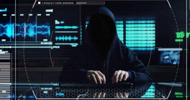 Hacker sistemi güvenlik şifresini bulmak için kodları ve numaraları kullanarak girmek için çalışır. Hacker oturum açma bilgilerini çalmak için yazılım girer. Konsept: üstün teknoloji, Artırılmış gerçeklik