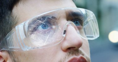 Bir erkek futuristik bir bakışla Holografi gözlük artar gerçeklik ile izliyor. Konsept: üstün teknoloji, gelecek, göz ve fütüristik görme.