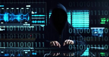 Hacker sistemi güvenlik şifresini bulmak için kodları ve numaraları kullanarak girmek için çalışır. Hacker oturum açma bilgilerini çalmak için yazılım girer. Konsept: üstün teknoloji, Artırılmış gerçeklik
