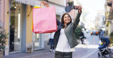 Güzel bir kadın alışveriş üzerinde fotoğraf çekme ve dönem bakiyelerini içinde onların satın almaların çok mutludur. Konsept: moda, alışveriş, mutluluk ve moda blogcular.