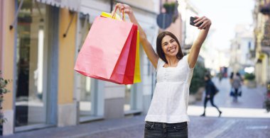 Güzel bir kadın alışveriş üzerinde fotoğraf çekme ve dönem bakiyelerini içinde onların satın almaların çok mutludur. Konsept: moda, alışveriş, mutluluk ve moda blogcular.