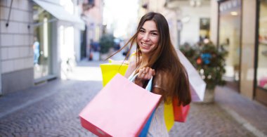 Alışveriş, şehrin içinden güzel bir kadın yürüyor dönem satış satın almaların çok mutlu. Konsept: moda, alışveriş, mutluluk ve moda blogcular