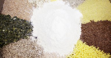 Yavaş çekimde kompozisyonun un üzerinde bir metin koymak için alanı olan İtalyan geleneksel gıda maddeleri ile (yakın)