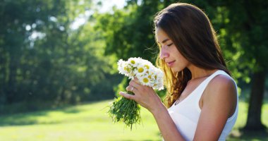 Yeşilliklerle çevrili bir kadın çiçek topladı ve bunları geçirdiği hayatını onun aşk düşünüyor hakkında düşünme düşünce, kabul. güzel anılarımız anıları geri getirmek çiçek.