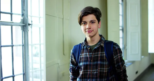 Giovane ragazzo studing e guardando la fotocamera in soft slow motion, concetto di scuola e apprendimento del linguaggio . — Foto Stock