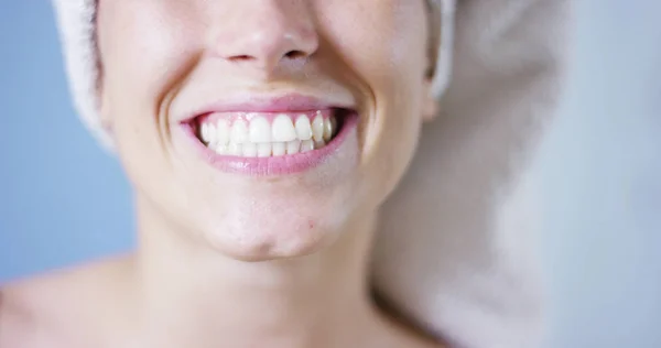 Una chica en la mañana después de cepillarme los dientes con un cepillo de dientes y pasta de dientes pasa la lengua sobre sus dientes para controlar la limpieza porque nos mantiene limpios su boca . —  Fotos de Stock