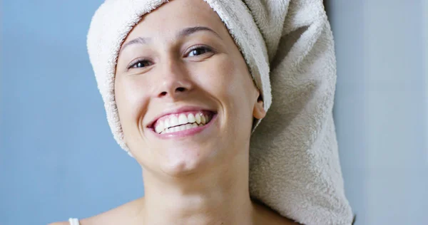 Une fille le matin après m'avoir brossé les dents avec une brosse à dents et du dentifrice passe la langue sur ses dents pour contrôler le nettoyage car il nous permet de nettoyer sa bouche . — Photo