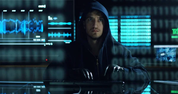 Hacker versucht über Codes und Nummern in das System einzudringen, um das Sicherheitspasswort herauszufinden. Der Hacker tritt in die Software ein, um Login-Informationen zu stehlen. — Stockfoto