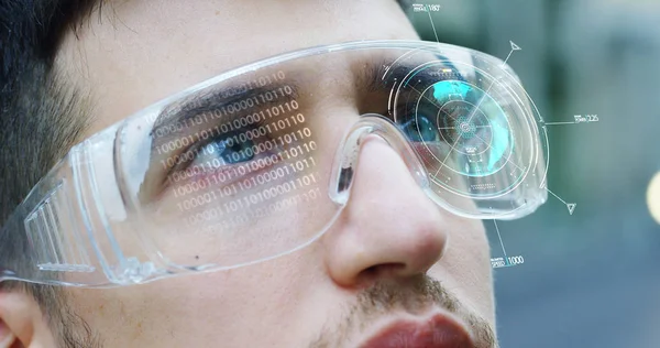 Ein Mann schaut mit futuristischem Blick und Brille Augmented Reality in Holographie. Konzept: immersive Technologie, Zukunft, Augen und futuristische Vision. — Stockfoto