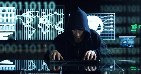 Hacker versucht über Codes und Nummern in das System einzudringen, um das Sicherheitspasswort herauszufinden. Der Hacker tritt in die Software ein, um Login-Informationen zu stehlen. — Stockfoto