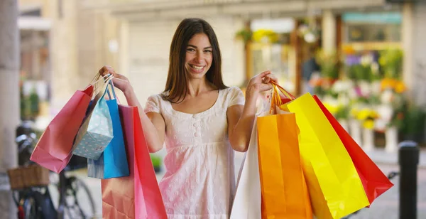 Egy gyönyörű nő sétál át a város bevásárló, nagyon boldog, vásárlások az időszak eladások. Koncepció: divat, vásárlás, boldogság és a divat bloggerek — Stock Fotó