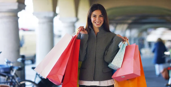 Una hermosa mujer camina por la ciudad en las compras, ella está muy feliz de las compras en el período de ventas. Concepto: moda, compras, felicidad y bloggers de moda —  Fotos de Stock