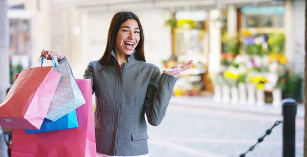 Una hermosa mujer camina por la ciudad en las compras, ella está muy feliz de las compras en el período de ventas. Concepto: moda, compras, felicidad y bloggers de moda —  Fotos de Stock