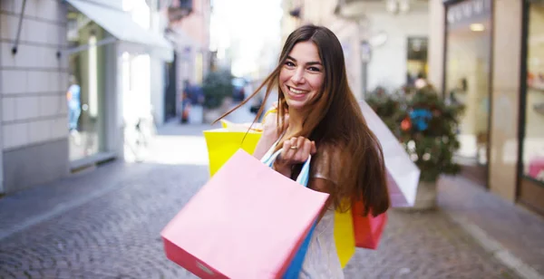 Egy gyönyörű nő sétál át a város bevásárló, nagyon boldog, vásárlások az időszak eladások. Koncepció: divat, vásárlás, boldogság és a divat bloggerek — Stock Fotó
