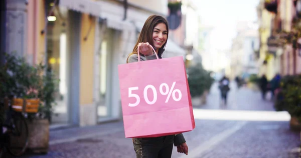 Una hermosa mujer camina por la ciudad en las compras, ella está muy feliz de las compras en el período de ventas. Concepto: moda, compras, felicidad y bloggers de moda —  Fotos de Stock