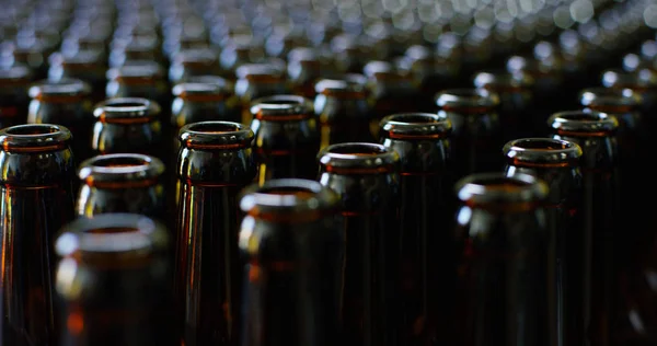 맥주와 알콜 중독에 대 한 병의 청량 음료 산업 체인 자동화. 산업 자동화 및 로봇 분야의 개념 — 스톡 사진