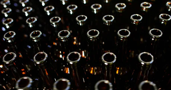 自动化产业链的啤酒和酒精瓶及软性饮料。行业和部门的自动化和机器人的概念 — 图库照片