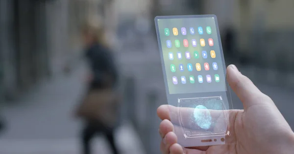 Homme d'affaires dans la ville, utilisez le téléphone transparent avec les dernières technologies pour contrôler la finance et les marchés du sac financier. Concept : technologie, entreprise, technologie immersive et avenir — Photo