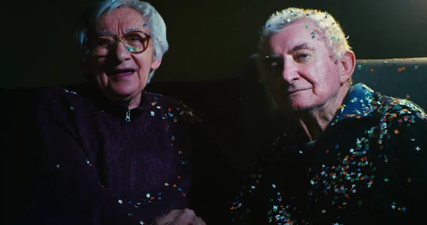 Pasangan tua pada usia 90 tahun bersenang-senang dengan confetti dan berciuman dalam gerakan lambat — Stok Foto