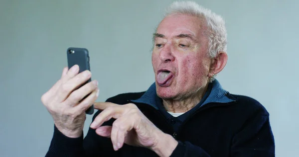 Orang tua yang baik dan lucu yang memiliki foto selfie di smartphone, berusia 90 tahun. konsep yang sangat mudah — Stok Foto