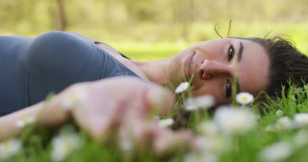 Hermosa chica relajante al atardecer en un bonito jardín con margarita — Foto de Stock