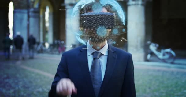 Un homme d'affaires en costume utilise la réalité augmentée dans la ville parmi les gens. Concept : technologie immersive, réalité augmentée et business futuriste, jeux . — Video