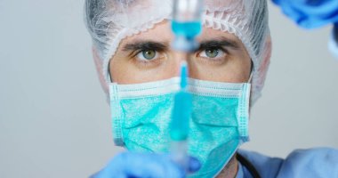 Bir doktor veya çocuk veya yaşlı yetişkinler veya tedavi hayvan hastalıkları için sıvı aşılar bir şırınga tutarak laboratuvar bilim adamı. Kavram: hastalıklar, tıbbi bakım, bilim, anestezi, ötenazi, diyabet.