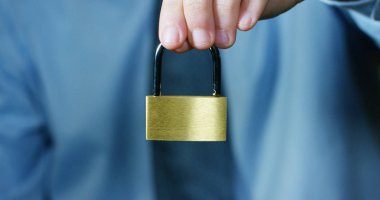 Gömlek ve kravat bir işadamı bir asma kilit güvenlik işareti olarak tuşları ile gösterir. Sistem dosyaları teknolojik hacker Internet veya bankacılık sisteminden korur asma kilit simgesi şifre.