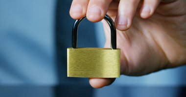 Gömlek ve kravat bir işadamı bir asma kilit güvenlik işareti olarak tuşları ile gösterir. Sistem dosyaları teknolojik hacker Internet veya bankacılık sisteminden korur asma kilit simgesi şifre.