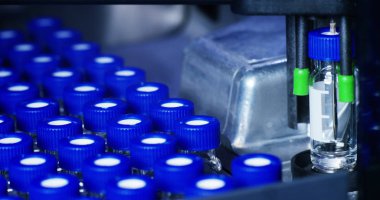 güzel genç bilim adamı erkek doktor sıvı virüs hücreleri kullanarak nitelikli ekipman ve gözleri korumak için gözlük takan ve laboratuvar bardak bakımı profesyonel Laboratuvar analiz