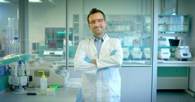 güzel genç bilim adamı erkek doktor sıvı virüs hücreleri kullanarak nitelikli ekipman ve gözleri korumak için gözlük takan ve laboratuvar bardak bakımı profesyonel Laboratuvar analiz