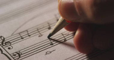 Bir müzisyen besteci yazar, boş pentagram üzerinde notlar onun yeni şarkı ya da opera. Müzisyen onun yeni müzik oluşturur. Konsept: müzik, eğitim, ilham, sanat.