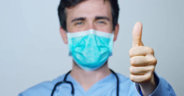 Close up portrait of a surgeon or doctor with mask and headset ready for operation in hospital or clinic. The surgeon smiles safe and proud of himself. Concept of medicine, hospitals and doctors, care — Stock Photo, Image