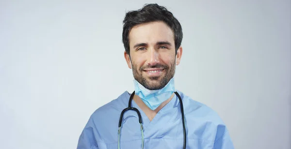 Portret van een chirurg of arts met masker en headset gereed voor gebruik in het ziekenhuis of de kliniek close-up. De chirurg glimlacht veilig en trots op zichzelf. Concept van geneeskunde, ziekenhuizen en artsen, zorg — Stockfoto