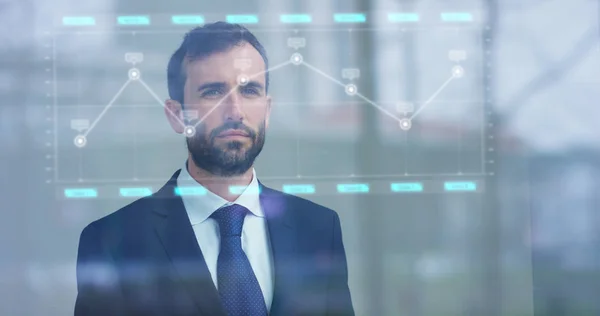 Un homme d'affaires en costume utilise l'holographie et la réalité augmentée pour voir dans les graphiques 3D l'économie financière dans son bureau dans un gratte-ciel. Concept : technologie immersive, affaires, économie, futuriste — Photo