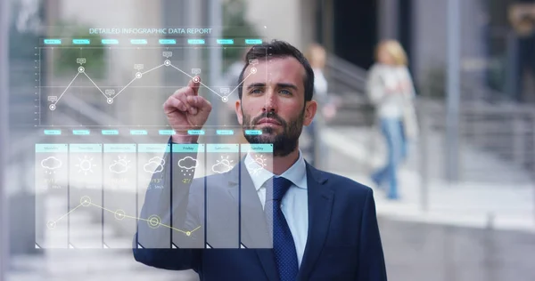 Um homem de negócios em um terno usa a holografia e a realidade aumentada para ver em gráficos 3D a economia financeira em seu escritório em um arranha-céu. Conceito: tecnologia imersiva, negócios, economia, futurista — Fotografia de Stock
