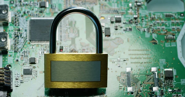商人显示挂锁在安全标志与未来有关服务和 safety.concept 的全息︰ 密码，从技术的黑客互联网或银行系统保护的系统文件 — 图库照片