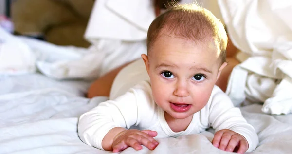 Happy Mother and Baby mencium dan memeluk, beristirahat di tempat tidur bersama-sama, konsep ibu-ibu Cantik Happy Family Stock Video Footage in Slow Motion — Stok Foto