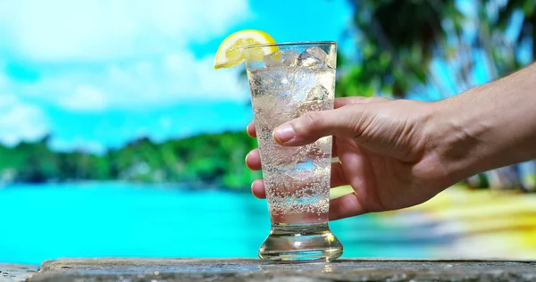 Vylévající koktejl není alchoolic u moře na pozadí tropickém ostrově na Zpomalený pohyb — Stock fotografie