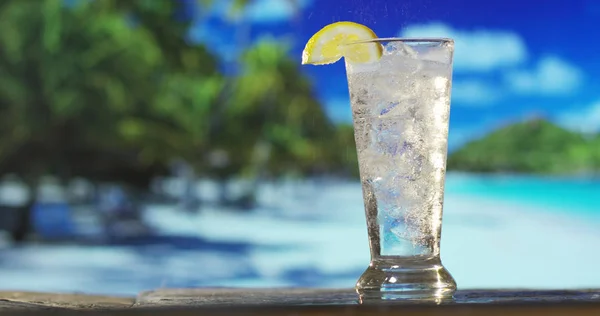 Gieten Cocktail niet alchoolic in de buurt van de zee op de achtergrond van het tropische eiland in slow motion — Stockfoto