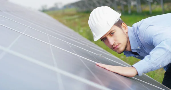 Experto técnico en paneles fotovoltaicos de energía solar, el control remoto realiza acciones de rutina para el monitoreo del sistema utilizando energía limpia y renovable. concepto aplicado a la tecnología de soporte remoto . — Foto de Stock