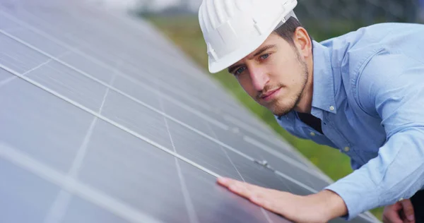 Fotovoltaik güneş enerjisi panelleri teknik uzman, uzaktan kumanda temiz, yenilenebilir enerji kullanarak izleme sistemi için rutin eylemleri gerçekleştirir. Uzaktan Destek teknoloji için uygulanan kavramı.