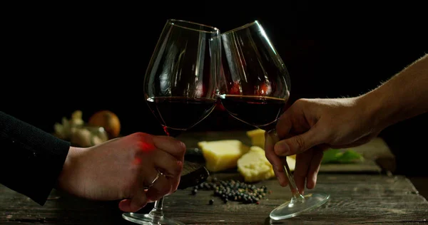 Красивое итальянское красное вино в старинном традиционном коттедже с камином и расслабляющей атмосферой — стоковое фото