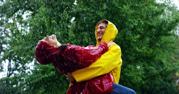 Deux adolescents ou adultes s'embrassent sous la pluie comme des amoureux. Bon couple de vie et de nature autour. concept de nature et de vie heureuse. Aventure, pureté . — Photo